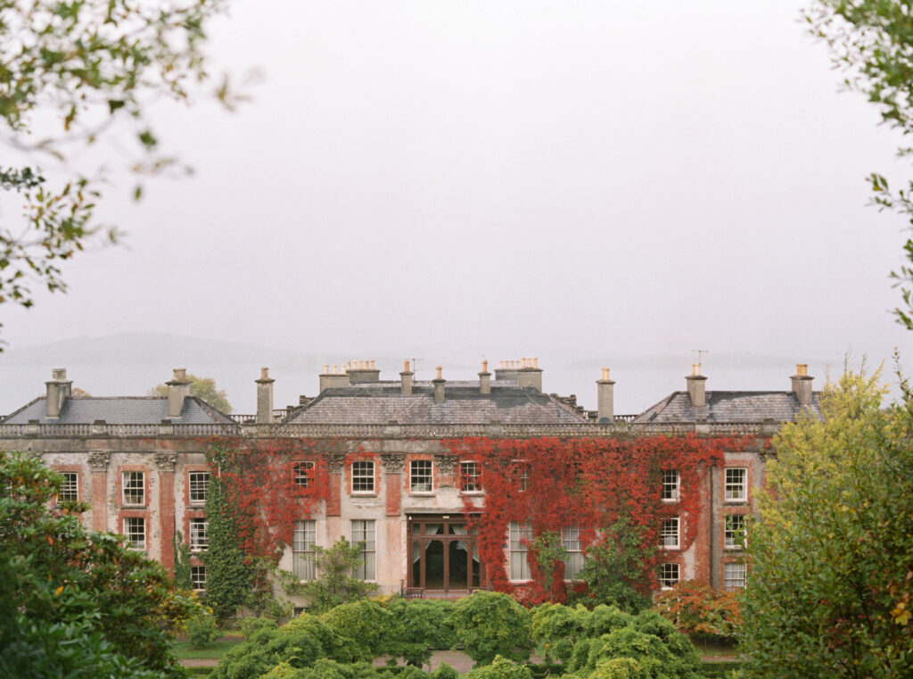 Destination Wedding in Ireland at Bantry House in Cork. Image by Sarah Carpenter Photography